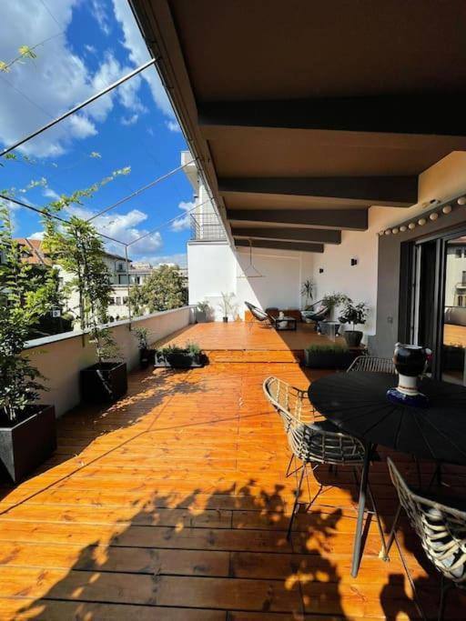 Stunning 1Bd Flat With 50M2 Terrace In The City Center ブカレスト エクステリア 写真